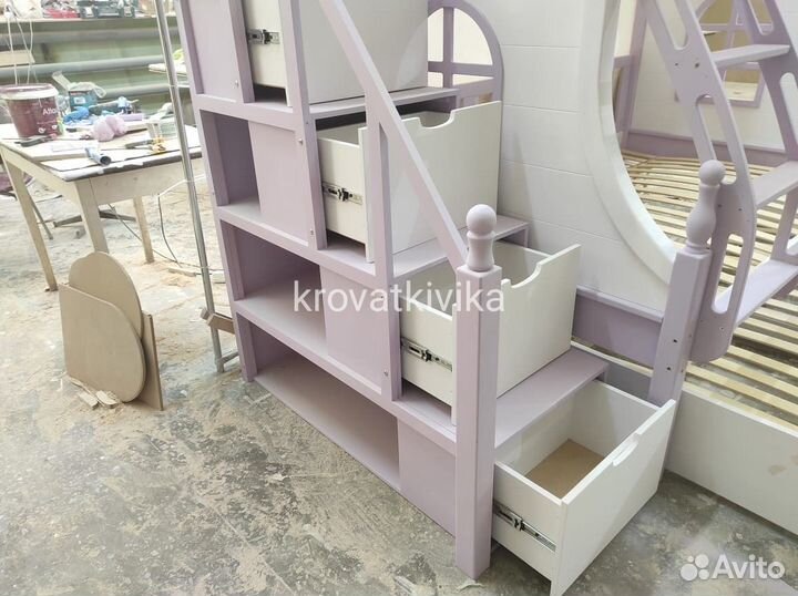 Двухъярусная кровать домик с лестницей комодом