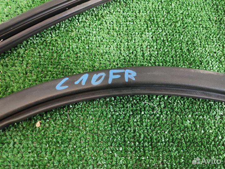 Уплотнитель двери передней правой volkswagen Toua