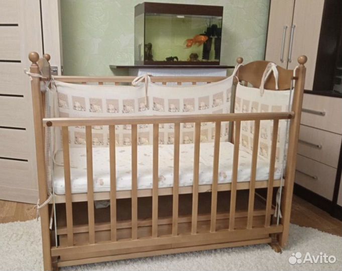 Детская кроватка с маятником и ящиком