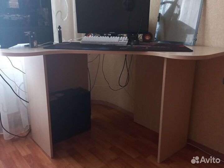 Компьютерный стол белый