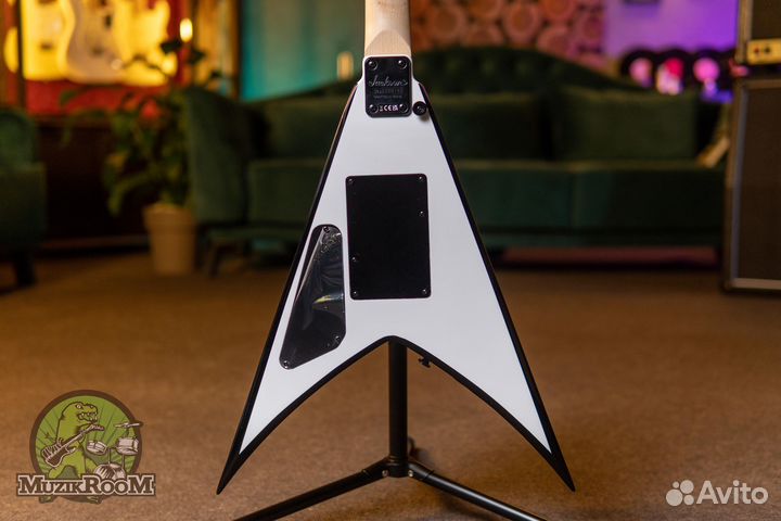 Jackson JS32 King V White Black Bevels