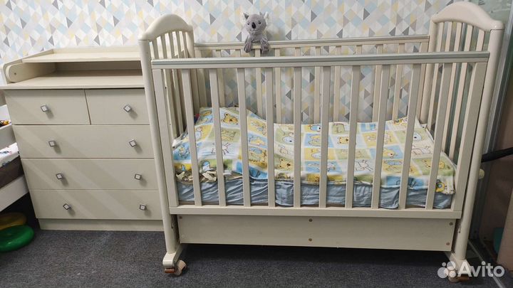 Детская кроватка и пеленальный комод