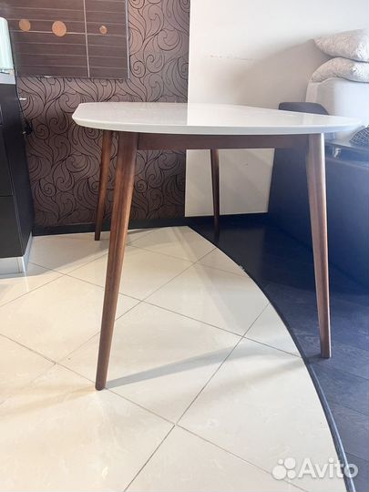 Стол обеденный