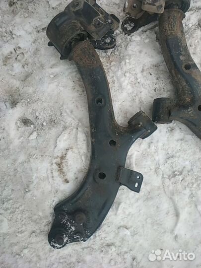 Передний рычаг Honda cr-v 2011 год 2.4