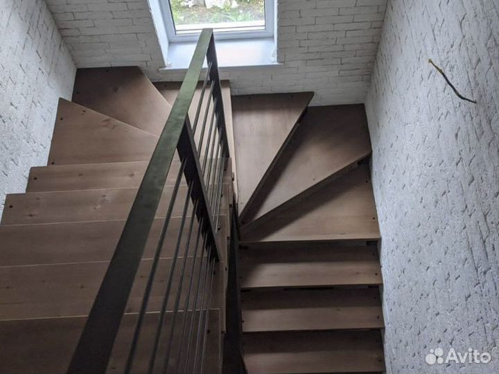 Лестницы на второй этаж и входные группы