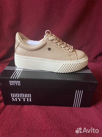 Женские кроссовки