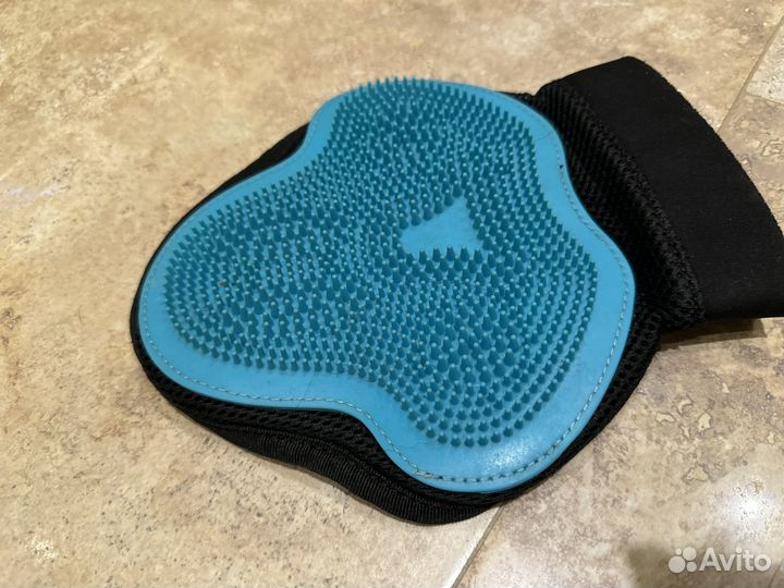 Рукавица силиконовая на руку для животных массаж