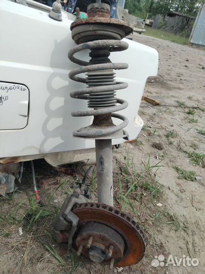 Стойки передние в сборе на Volvo 940