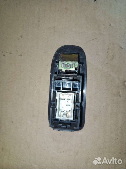 Кнопка стеклоподъемника левая Toyota Hiace 1996г