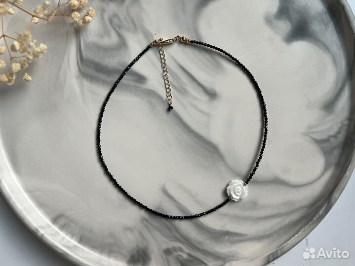 Чокер из шпинели с розочкой из перламутра