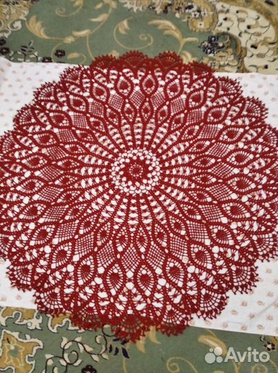 Вязанные подушки, салфетки, конфетница, цветы