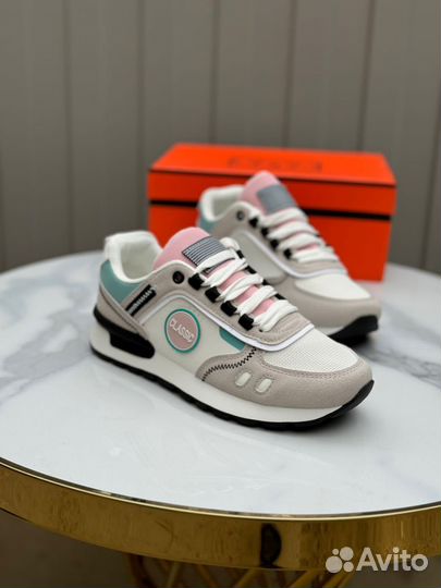 Кроссовки женские