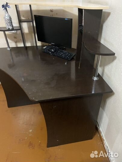 Компьютерный стол угловой с полками