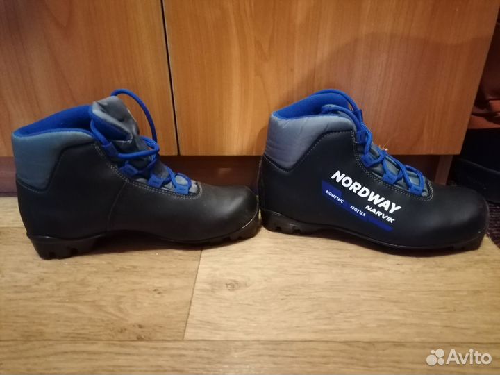 Лыжи с лыжными ботинками