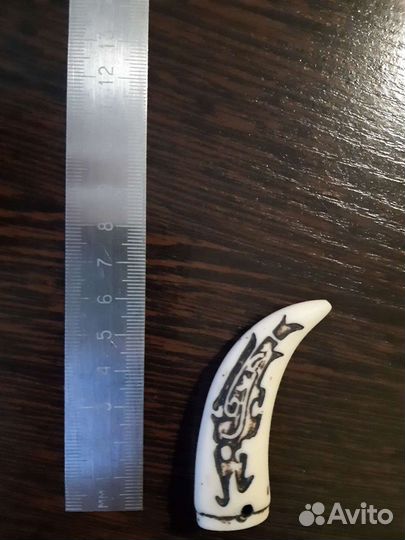 Клык крупного животного