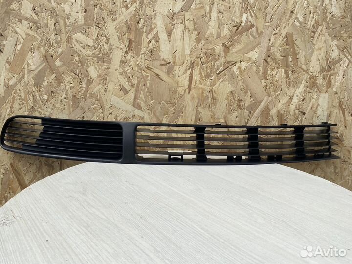 Решетка в бампер передн лев черн Vw Passat B5