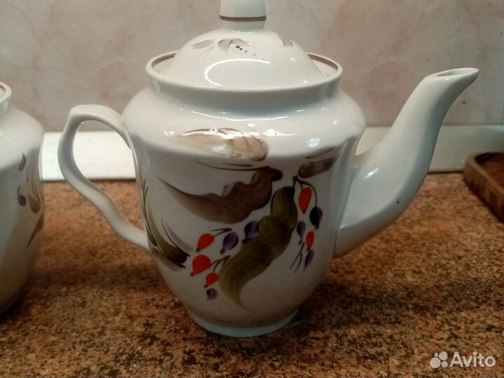 Заварочный чайник и сахарница