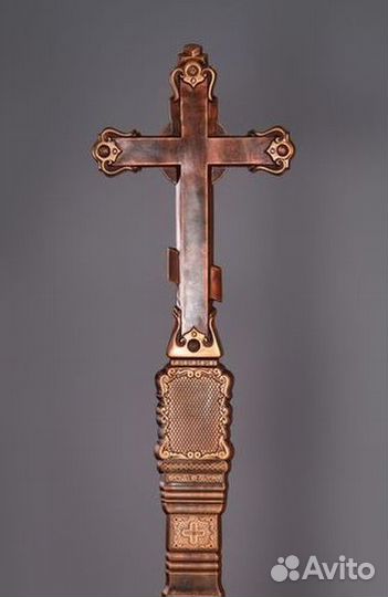 Крест надгробный каменный с цветником