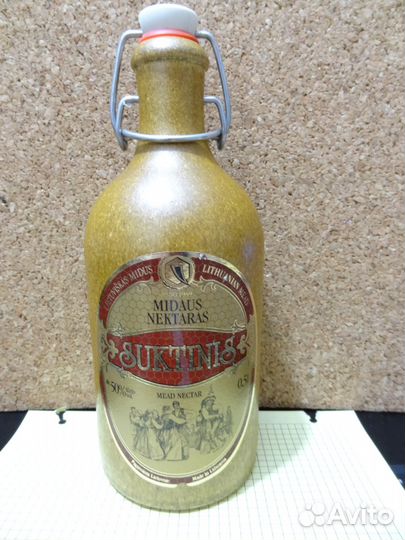 Бутылка с бугельной пробкой