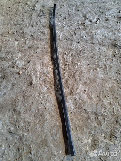 Молдинг стекла передний левый Mitsubishi Mirage