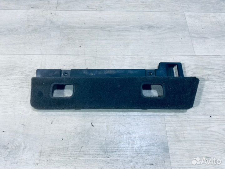 Обшивка багажника задняя правая Nissan Armada SUV