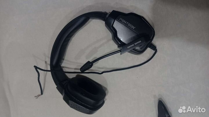 Сломанные наушники panteon