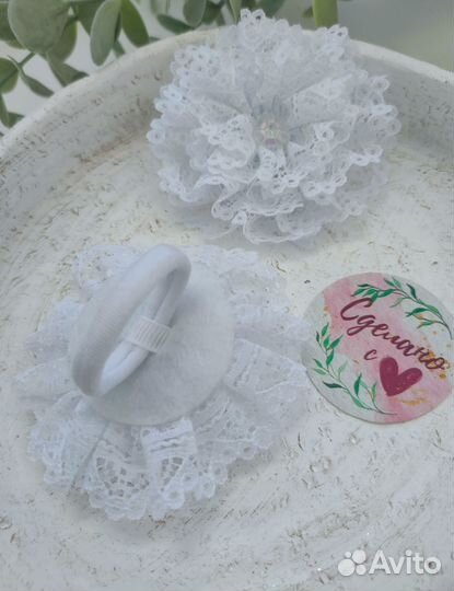 Белые кружевные бантики на резинках