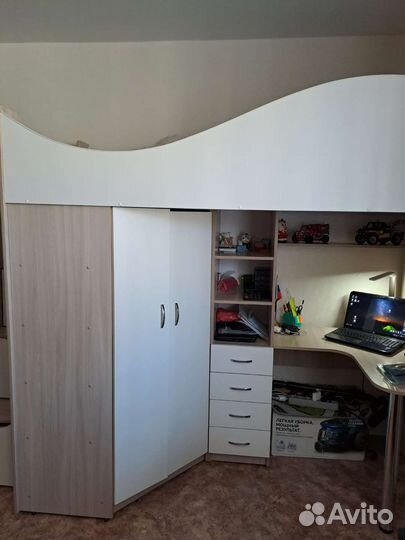 Детская кровать с матрасом и рабочим столом