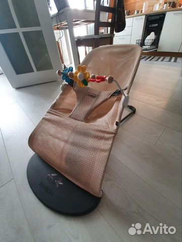 Шезлонг babybjorn с игрушкой оригинал