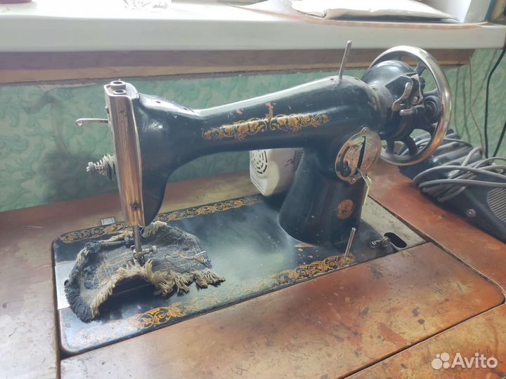 Бытовая швейная машинка б/у с электроприводом