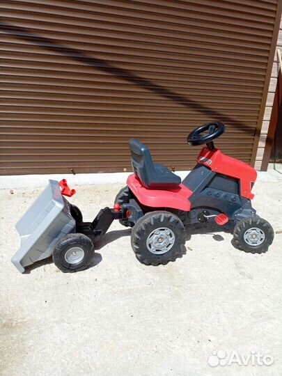 Игрушка трактор большой