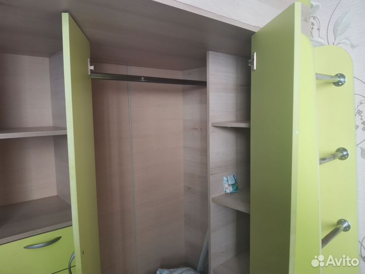 Детская кровать чердак со столом и шкафом