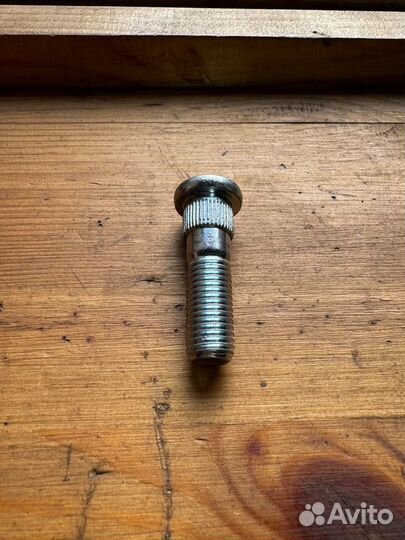 Шпилька ступицы Паджеро 3 4