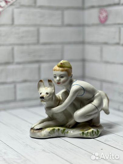 Фарфор Юный пограничник с собакой