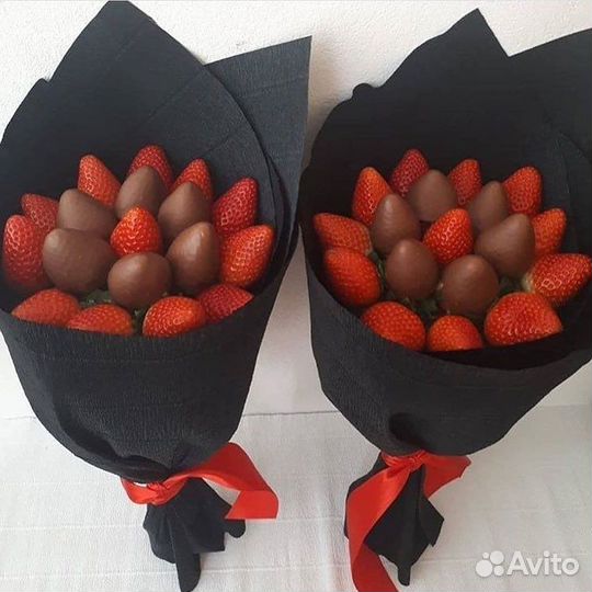 Клубника в шоколаде с цветами