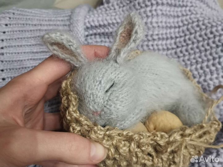 Кролик малютка спящий в корзиночке