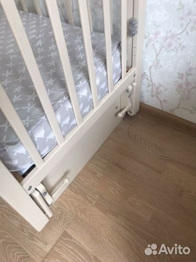 Детская кроватка с маятником и ящиком