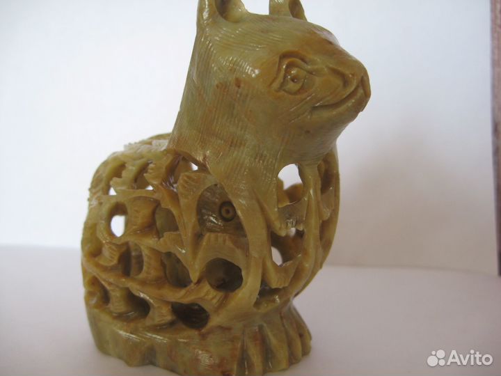 Статуэтка из резного камня