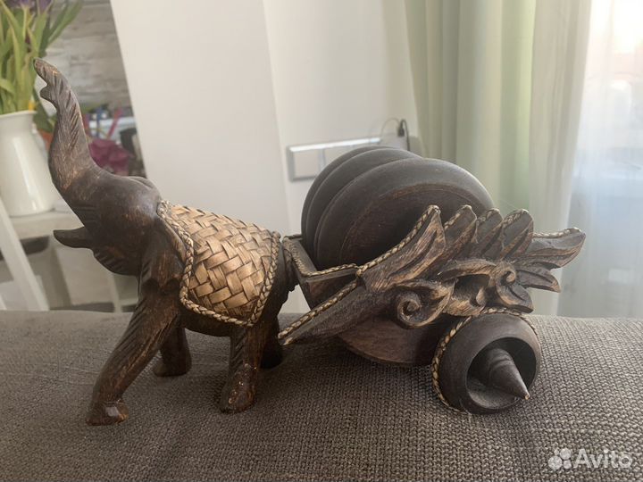 Резной слон из дерева