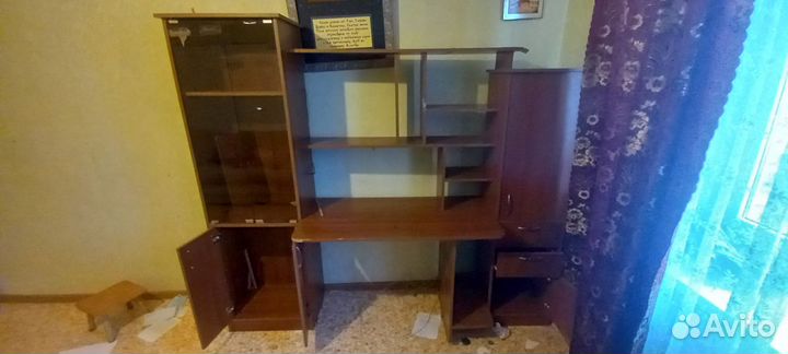Письменный стол с ящиками и полками