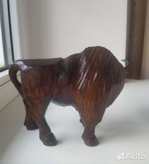Деревянная статуэтка-сувенир Зубр