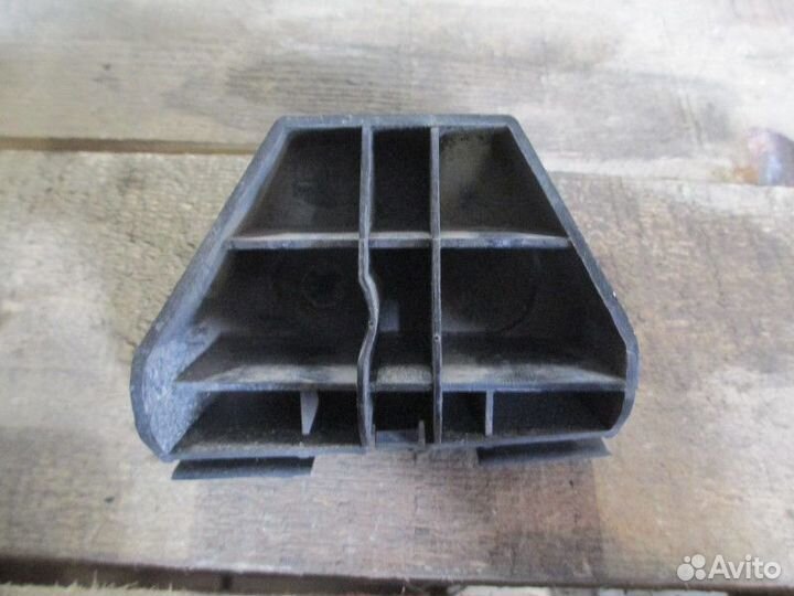 Кронштейн заднего бампера левый Toyota Avensis II