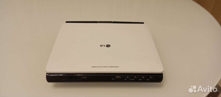 Портативный DVD плеер LG DP272B