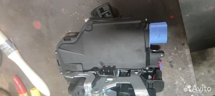 Замок задней правой двери touareg gp