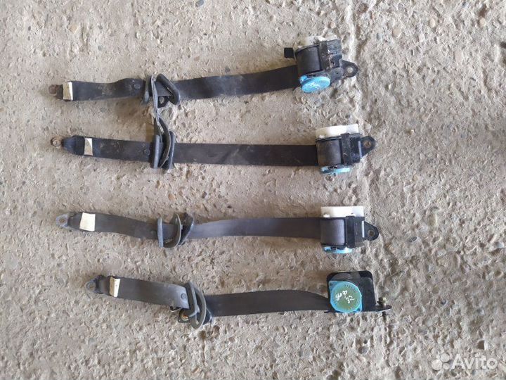 Ремень безопасности задний Nissan Cefiro седан 2