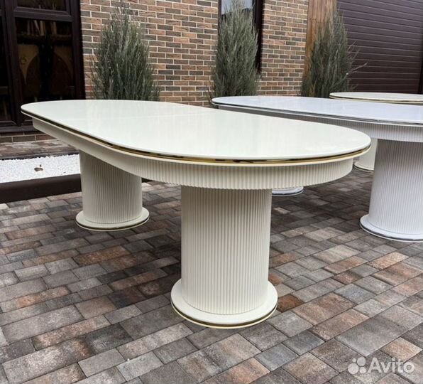 Стол и стулья