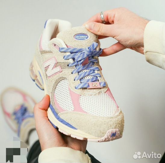 Кроссовки женские New Balance 2002R