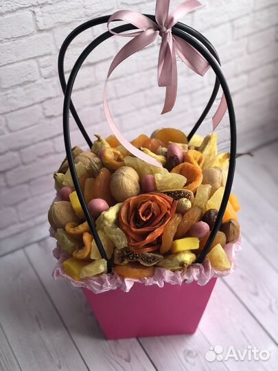 Букет из сухофруктов и орехов в корзинке