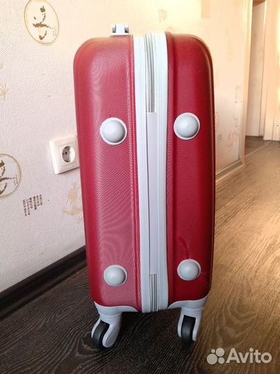 Чемодан на колесах(новый)