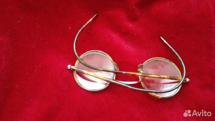 Старинные очки в роговой оправе